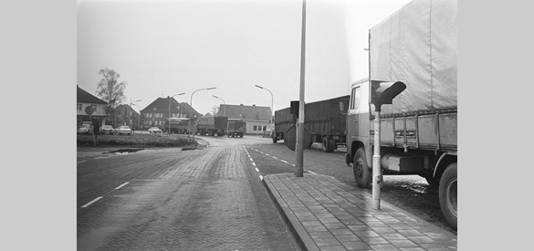 Vrachtwagens bij de grenspost in Winterswijk, 1971