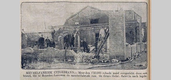 De meubelfabriek van Salet is afgebrand, uit De Indische Courant, 12 mei 1928
