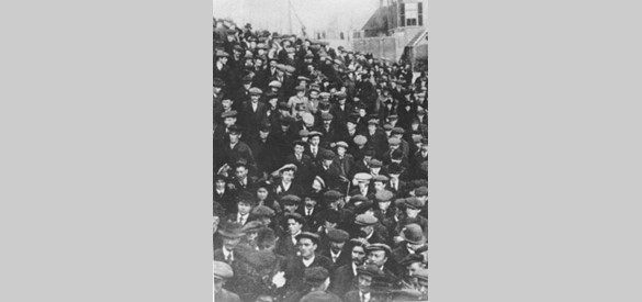 Openluchtmeeting van de stakers op zondag 8 april 1916 te Leeuwen