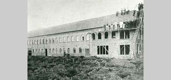 De in aanbouw zijnde schoenfabriek H.A. Hulshof, ca. 1909.