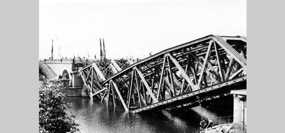 De spoorbrug  en de verkeersbrug bij Neerbosch worden in mei 1940 verwoest