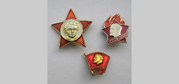 Speldjes Oktoberrevolutiekind, Pionier en Komsomol-lid