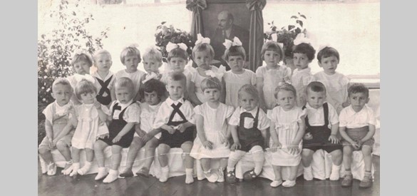Galina (voorste rij middenin, onder portret Lenin) op kleuterschool / kinderopvang