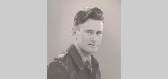 Tjeerd de Vries in uniform van de Genietroepen in 1957