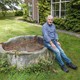 Arend Heideman bij de put van Bentheimer zandsteen uit de zestiende eeuw © Jan van de Lagemaat (2020)