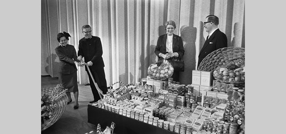 Huishoudbeurs in de RAI geopend door mw prof. C.W. Visser (hoogleraar Landbouwhuishoudkunde), 2 april 1965