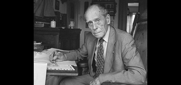 Anton Pieck in zijn werkkamer, 18 april 1980