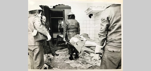 BB-ers leveren eerste hulp tijdens een BB-oefening in 1968