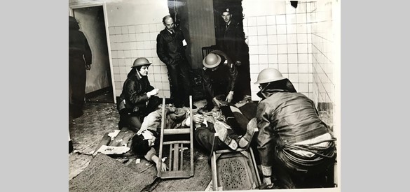 Slachtoffers worden onder het puin vandaan gehaald door de BB bij een oefening in 1968