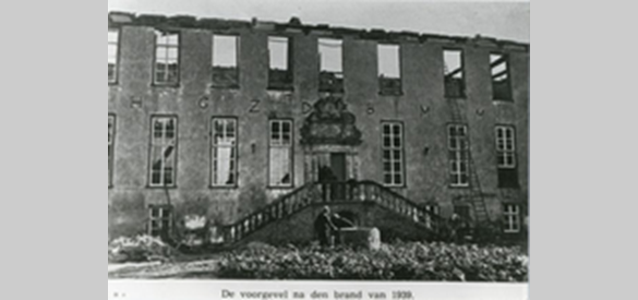 Voorgevel Kasteel Huis Bergh na de brand in 1939.