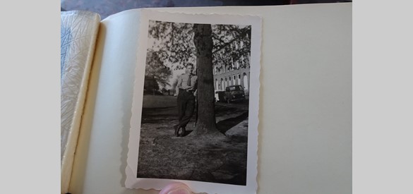 Hans Krol in zijn fotoalbum