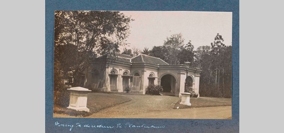Exterieur van het huis van de directeur van de plantentuin te Buitenzorg.