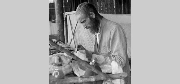 Van Heurn preparerend in zijn laboratorium in het Praauwenbivak tijdens Mamberamo expeditie (1920-1921)