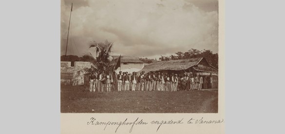 Kamponghoofden (dorpshoofden) van het eiland Sulabesi, bezocht tijdens de Siboga expeditie.