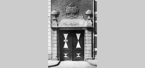St.Elizabeths Weeshuis: ingangspartij aan de Herenstraat. In het weeshuis was destijds een HBS gevestigd.