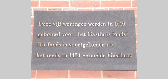 Plaquette bij huizen Walstraat herinnert aan oorsprong Gasthuisfonds