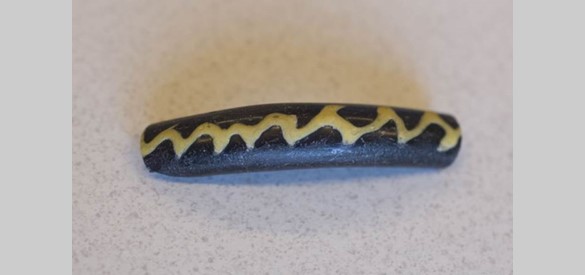 Fragment van een glazen armband, oppervlaktevondst bij de werkzaamheden uitgevoerd door de Dienst Landelijk Gebied