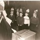 Kinderen zingen voor Sinterklaas in de jaren '60 van de vorige eeuw. © PD