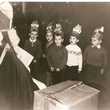 Kinderen zingen voor Sinterklaas in de jaren '60 van de vorige eeuw. © PD