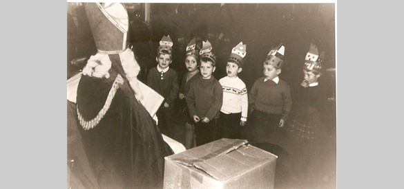 Kinderen zingen voor Sinterklaas in de jaren '60 van de vorige eeuw.