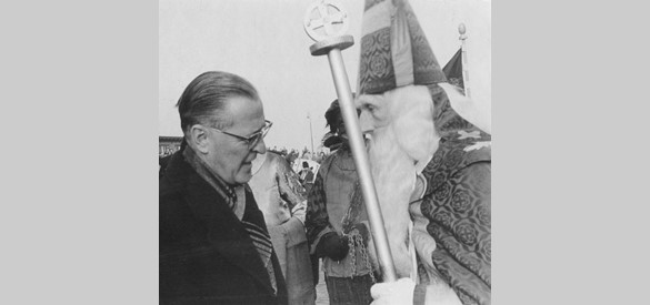 Intocht Sinterklaas, 24-11-1956. In het midden burgemeester Hustinx.