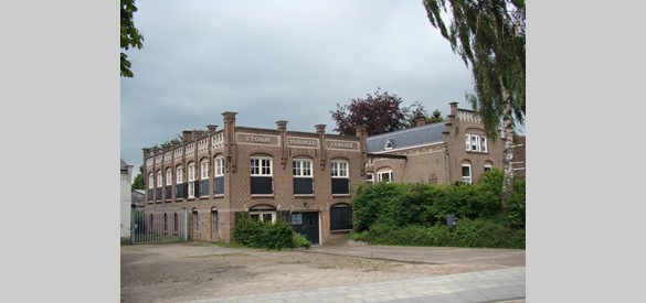 De Stoomtimmerfabriek Wehl met aangrenzend woonhuis.
