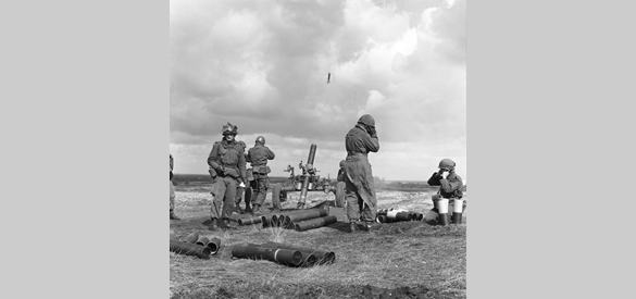 Oefening op Artillerie Schietkamp Oldebroek. Op de foto ook een 120 mm-mortier.