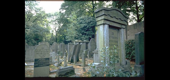 De Joodse begraafplaats aan de Kwakkenbergweg te Nijmegen (2000).