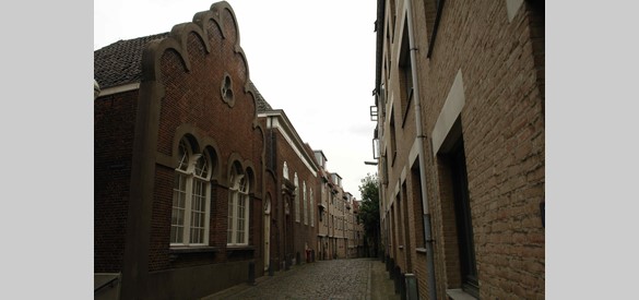 De Nonnenstraat met de synagoge uit 1756.