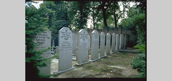 Graven op de joodse begraafplaats aan de Kwakkenbergweg (2000).