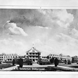 R.K. Sanatorium Dekkerswald, voorgevel, reproductie van prentbriefkaart. © Koning, J.P. de, collectie RCE, CC-BY-SA 4.0