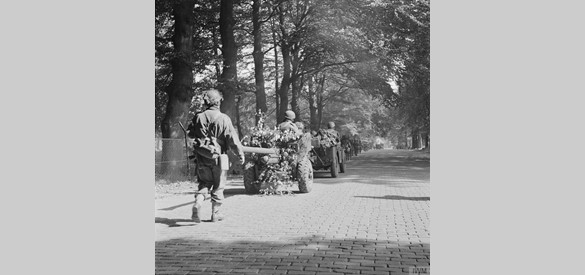 Geallieerde troepen vanuit Oosterbeek onderweg naar Arnhem voor de Slag om Arnhem. Het gezin Rothuizen moest vluchten.