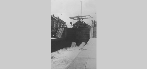 Gemalen en sluizen: Schutsluis Apeldoornskanaal in Dieren, 1932. De IJssel was zeer moeilijk bevaarbaar bij lage en hoge waterstanden, door onvoldoende vaardiepte of te sterke stroming.