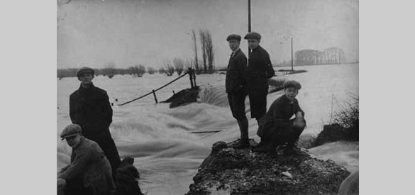 Dijkdoorbraken en overstromingen: Watersnood 1926 bij De Steeg. Begin januari 1926 brak bij De Steeg op twee plaatsen de dijk door. Het water stortte zich met donderend geweld over het achterliggende gebied uit.