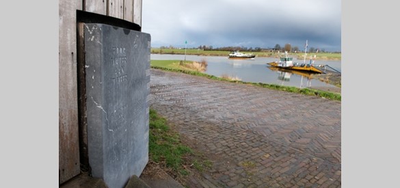 Dijkdoorbraken en overstromingen: Hoogwatersteen, veerstoep bij Dieren, 2009.