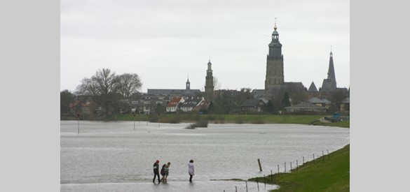 Dijkdoorbraken en overstromingen: Hoog water bij Zutphen.