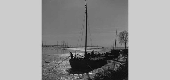 IJsgang: IJssel dichtgevroren, Rhedens Veer 1940.