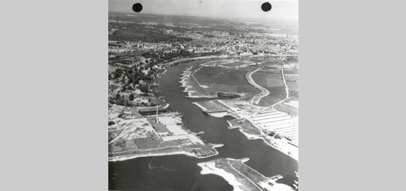 IJssellinie: Arnhem Stuw 1. De IJssellinie was erop gericht het gebied te laten overstromen zodat de Russen in hun opmars zouden worden gehinderd