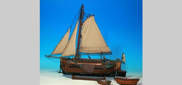 Schepen: Model van een tjalk voor de binnenvaart met twee kleine Doesburger boten. Van belang was dat deze schepen niet te diep in het water lagen aangezien de IJssel vaak lage waterstanden had.