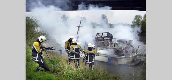 Schepen: Plezierboot in brand. Brandend plezierjacht in de IJssel onder het viaduct van de snelweg. Vanwege explosiegevaar werd het verkeer op de A348 stilgelegd.