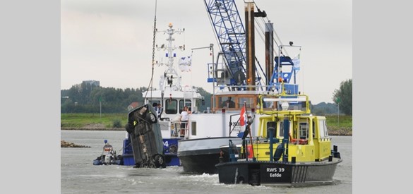 Schepen: Autowrak Dieren. Een man reed per ongeluk van de veerboot Dieren - Olburgen af de IJssel in en verdronk.