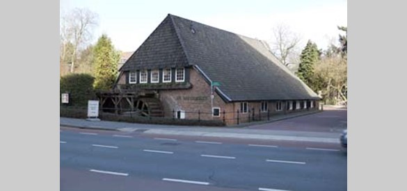 Watermolens: Van Lennepsmolen, Velp. Deze watermolen ligt aan de Rozendaalsebeek die evenals de Beekhuizerbeek uiteindelijk uitmondt in de IJssel.