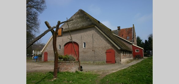 Boerderijen: Borg Keppel bij Ellecom. Deze T-boerderij staat op de hoek van de Eikenstraat en de voormalige Boerenweg.