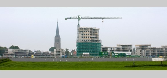 Dorpen: Gezicht op Doesburg. Nieuwbouw Doesburg, 02-06-2004. Door de nieuwbouw op de kade langs de IJssel is het aanzicht van het middeleeuwse stadje Doesburg aanzienlijk veranderd.