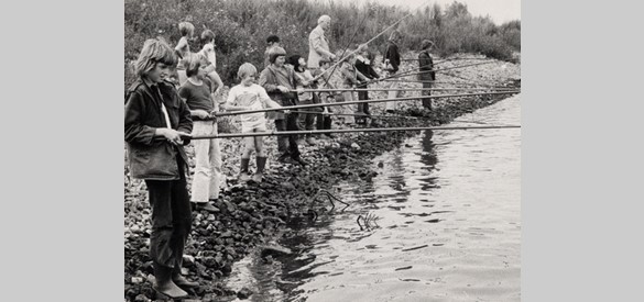 Toerisme na 1940: Viswedstrijd voor de jeugd, Lathum, 06-08-1974.