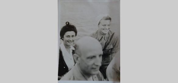 Het gezelschap op de boot naar Linggadjati (links Anne Vos).