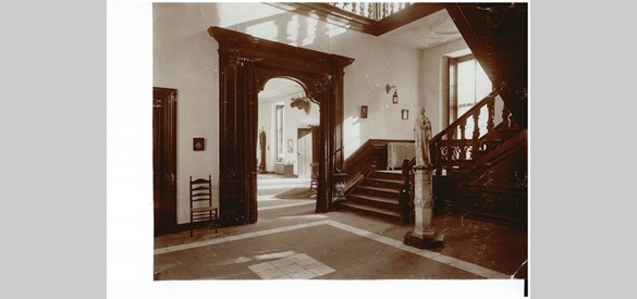 Het trappenhuis van het kasteel in 1918.