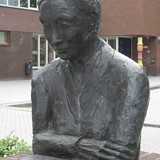 Buste van Wilma Vermaat in Beekbergen © Evanherk/Wikipedia - CC BY-SA 3.0