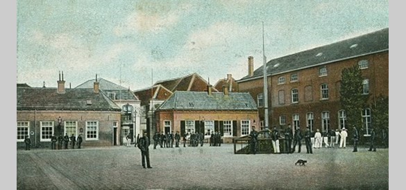 Binnenplaats van het Koloniaal Werfdepot aan de Smeetpoortstraat 37 te Harderwijk, genaamd de Oranje Nassau Kazerne.