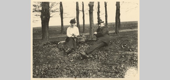 Anton en Helene Kröller-Müller tijdens een picknick op de Veluwe, circa 1925 (Archief Kröller-Müller Museum)